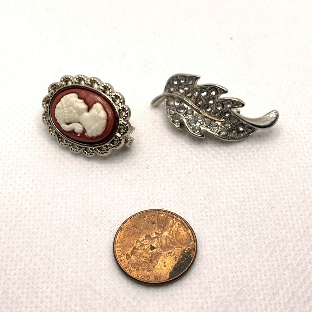 Vintage Mini Cameo and Leaf Brooches‎